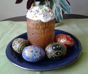 Дерев’яну писанку до Великодня розмальовуємо разом