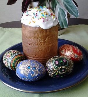 Дерев’яну писанку до Великодня розмальовуємо разом