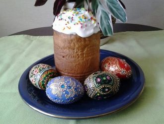 Дерев’яну писанку до Великодня розмальовуємо разом