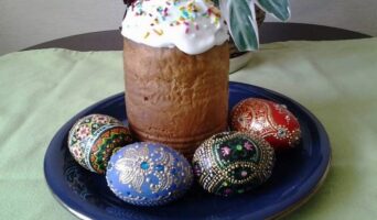 Дерев’яну писанку до Великодня розмальовуємо разом