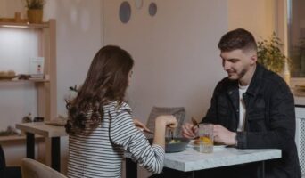 Як прийняти жінку вдома?