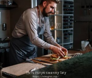 Тато готує смачну їжу