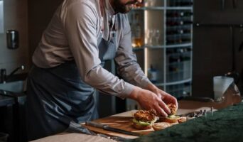 Тато готує смачну їжу